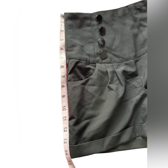 Bettie Page high waisted shorts buttons missing - Picture 5 of 5